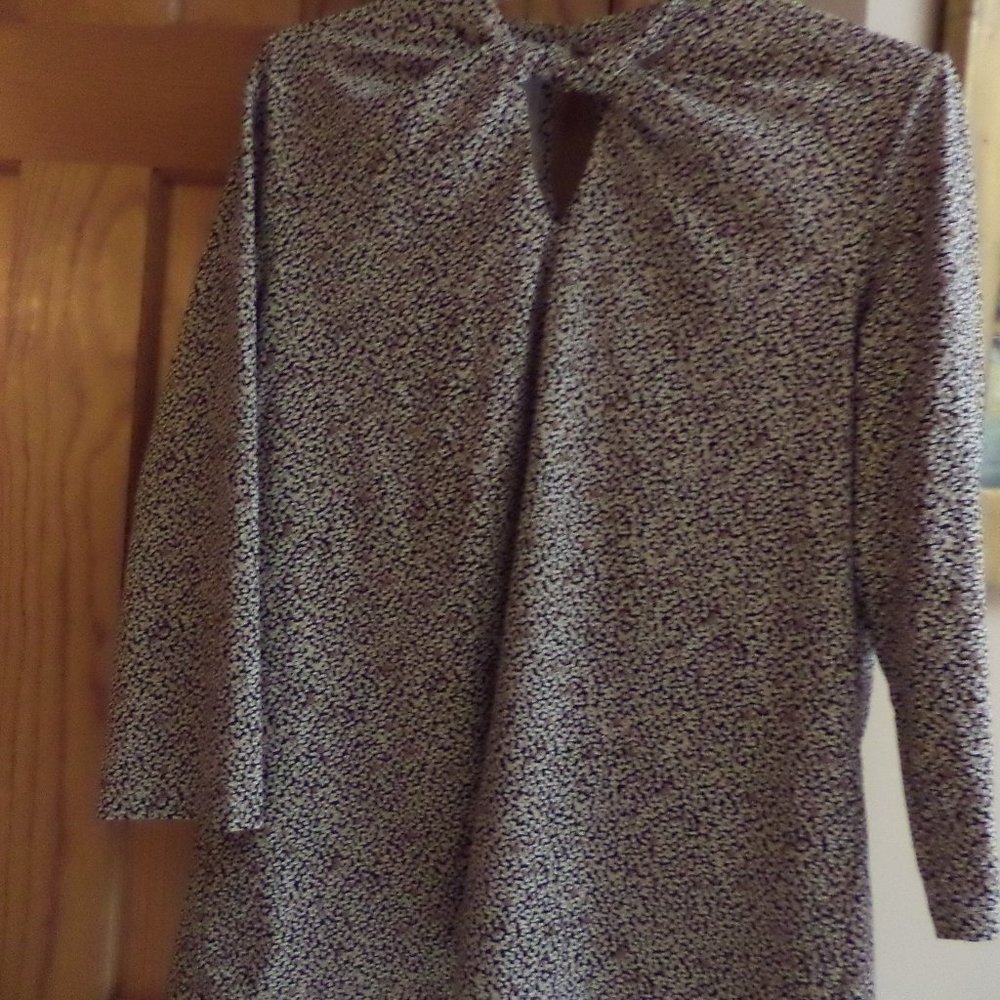 J. McLAUGHLIN TOP~Open "V" at Neckline with Knot Accent~2-Button Closure~XL